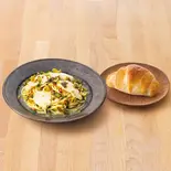 101.桜姫鶏と高菜のピリ辛おだしパスタ<名物バジルロール付き>（鎌倉パスタ 錦糸町パルコ店）