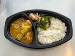 骨付き鶏のチキンカレー（Kitchen TOKYO BUS）
