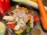チキンケバブと十種類の野菜のミモザサラダ（愛知牛ステーキ＆サラダ ザ リビングルーム ウィズ スカイバー）