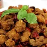 ピリ辛の鶏ナンコツ（中国飯店 福龍門）