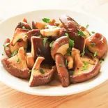 椎茸のバターソテー（SALON AKARI）