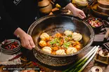 鶏の土鍋煮込み・地鍋軟骨鶏(小尾羊 薬膳しゃぶしゃぶ 巣鴨店)