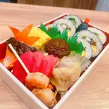 無添加の巻き寿司の入ったハレの日弁当（ハレのひむか）