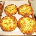 オリーブとオクラとアンチョビのバジルソースピザ 1個（ダズンフォー）