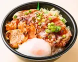 焦がしチーズ醤油ねぎとろ焦がしバター翔サーモン温玉丼 (86)（魚丼 中村橋駅北口店）