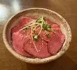 牛タンレア丼(【豚レアステーキ丼 】ぶらん)
