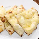 チーズガーリックナン CHEESE GARLIC NAN(ボンベイ・インディアン・ダイニング&バー 宇品店)