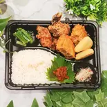 お肉屋さんのメンチカツと塩麹鶏のから揚げとカマンベールフライミックスフライ弁当 特製牛タン入り肉味噌付き（焼肉レストランMEATPIA）