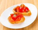 トマトのブルスケッタ(小2枚) Tomato Bruschetta (2 Small Pieces)（イタリアンレストラン プルラーレ Italian Restaurants Plurale）