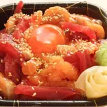 スパイシーまぐろ・サーモンユッケ丼(笹互 綾瀬店)