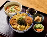 はみ出る厚切りロースかつ丼と具だくさんの豚汁（パーラー躙口）