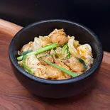 辛味噌マルチョウ丼（焼肉と鉄鍋 七）