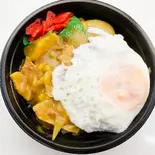 幸せカレー丼（幸せ一杯 offered by ダモア）