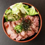 ハラミ丼(上)(精肉・卸の肉バルsanoso)