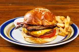 ベーコンチーズバーガー＆ポテトフライ BACON CHEESE BURGER＆FRENCH FRIES（Dining Bar JAM）
