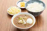 もつ煮込弁当 (カレー味)半熟玉子付+チーズトッピング（もつ煮定食よし川 新宿フロントタワー店）