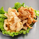 鶏皮からあげ2種盛（だるま商店）