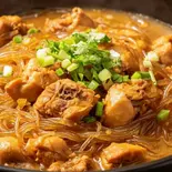 鶏肉と春雨の煮込み(鸡块烧粉条)（向陽手打ちラーメン）