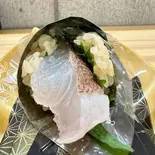 天然真鯛・大葉手巻き（魚屋 UOTACHI）