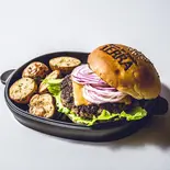 国産牛100%パティのチーズバーガー ポテトセット（Farm to Table TERRA presented by snow peak URBAN OUTDOOR）