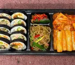 C-1 海苔巻き＆トッポキ弁当<<김밥＆떡볶이도시락>>Kimbap ＆ Tteokbokki Lunch Box（Welcome Ikemen）
