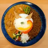 あいがけスパイスカレー（大社のまねき）
