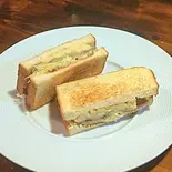 ローストポークとマッシュポテトのハニーマスタードサンド（カフェボンドストリート）