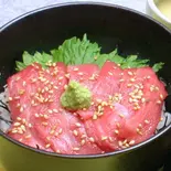 漬け本まぐろ中とろ丼(本まぐろ中とろ切り落としと次の肉料理 マキバスタイル 芝浦店)
