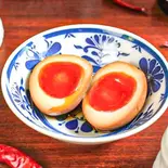 ⑦こだわり醤油漬け半熟味付け玉子 Seasoned Soft Boiled Okukuji Egg(雲林坊 秋葉原店)