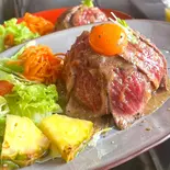 ローストビーフ丼セット(サラダ、温泉卵付き)（Cafe Freedom）