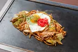 ソース焼きそば目玉付き(四ツ谷 つなぐ)