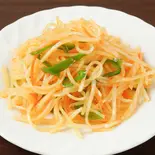 ジャガイモ千切りの酢辛炒めsour and spicy shredded potatoes酸辣土豆丝(星宿飯店)
