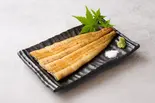 鰻の白焼き 梅(うなぎ 1/2尾)(電子レンジ対応容器)（鰻の成瀬 神戸湊川店）