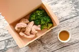 【タンパク質25.3g】ハーブチキンくん(鶏胸肉)150g 【Protein 25.3g】 Herb Chicken-Kun 150g（鶏胸肉とブロッコリー チキンブラザーズ 新宿店 Chicken Brothers Shinjuku）