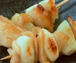 鶏皮ニンニク串 - 鶏皮の香ばしさとニンニクの風味が絶妙（たんや沖縄たんたん）