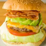 アボカドベーコンチーズバーガー（ビフテックバーガー）