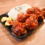メガ盛り★ヤンニョムチキン弁当（カラオケ歌居屋）
