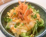 厚切りベーコンととろーり卵のサラダ（居酒屋亀屋 平尾店）
