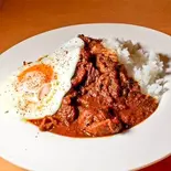 目玉焼きスパイシーチキンカレー（カフェ アミューズ）