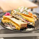 ダブルチーズホットサンド（AMPLEUR CAFE）