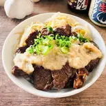 二郎系にんにく上ハラミ丼（にんにく焼肉チャッカ）