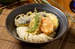 野菜天ぶっかけうどん Cold udon with vegetable tempura（山下本気うどん 大宮東口）