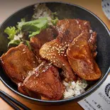 厚切りタンステーキ丼(カルビダレ)（炭火もつ焼 もつ鍋  豚一）