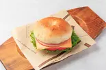 ハムチーズトマト ベーグルサンド（4TH STREET BAGEL）