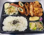 とり心弁当(エビカツ・チキンチーズ大葉・カレーコロッケ・唐揚げ)（唐揚げ・お弁当 とり心）