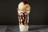 チョコバナナ苺ミルクアイスパフェ(600ml)Chocolate Banana Strawberry Milk Ice Parfait（パフェBar「YORUYORU」 南6条西）