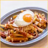 フライドポテト 半熟目玉焼きと生ハム乗せ（TRUNK CAFE）
