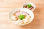 コロコロチャーシュー丼(ハーフ)+肉・海老ワンタン麺(白)肉2ヶ・海老2ヶ（DURAMENTEI）