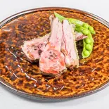 グラスフェット仔羊 骨つき背肉のロースト 骨3本分(約410g)（ビストロムースケトン）