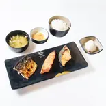 お得三種盛り合わせ定食（よもきち商店）